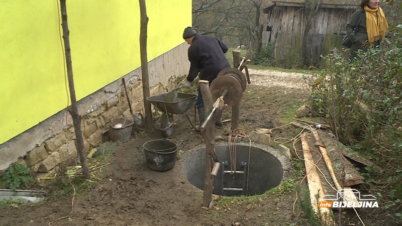 Bunardžija Vlado Tomić sa Majevice kopa gdje god ne mogu mašine: Kad treba pronaći vodu, tu je komšija sa rašljama /FOTO/