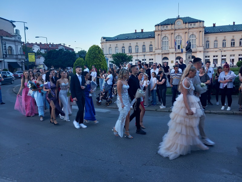 Bijeljina: Maturanti Ekonomske škole u defileu ulicama grada (FOTO)