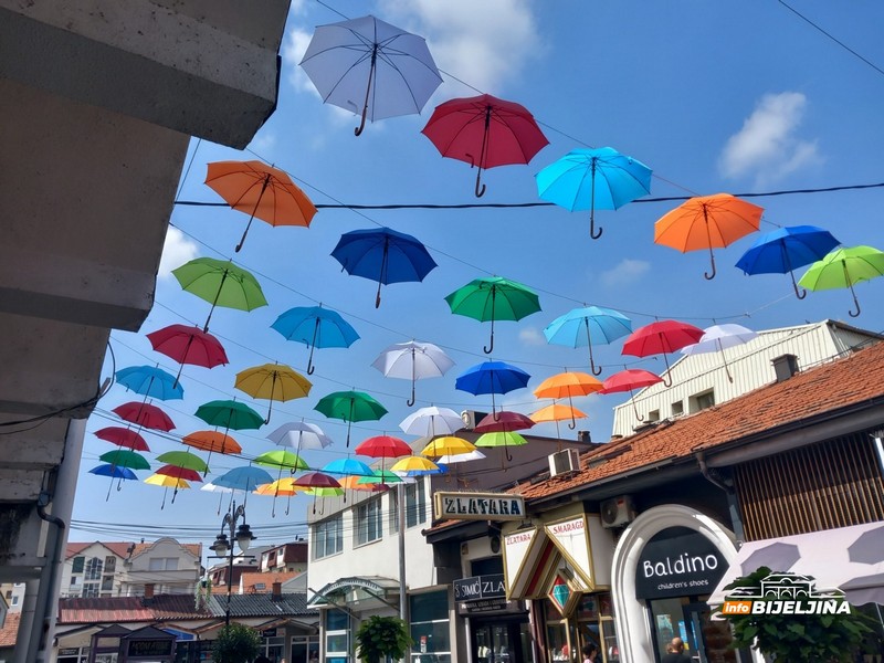 Bijeljina: U toku postavljanje kišobrana u Ulici Miloša Crnjanskog (FOTO)