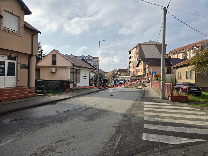 Bijeljina: Zatvoren dio Ulice cara Uroša, saniraju kvar zbog kojeg građani nemaju grijanje (FOTO)