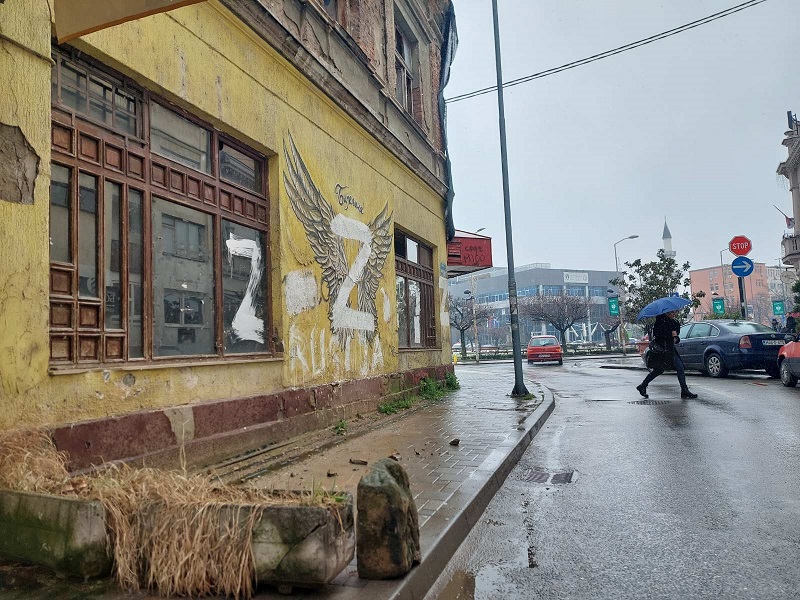 Građani strahuju da će neko nastradati: Obrušava se fasada sa starog objekta u centru Bijeljine