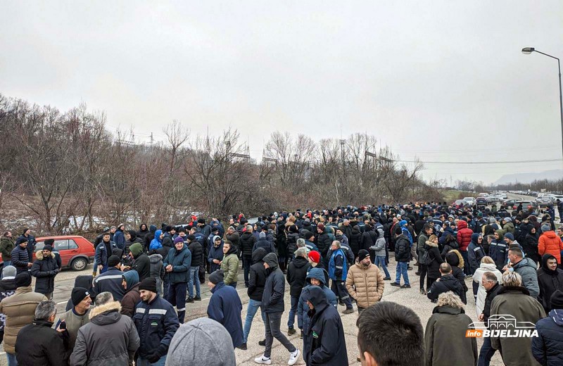 Radnici RiTE Ugljevik ponovo blokirali put Bijeljina - Tuzla (FOTO) 
