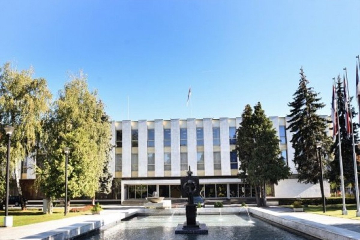 Opozicija uprkos zabrani okupljanja stiže pred NSRS