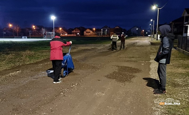 Komšije se okupile i zasukale rukave: Saniran put u bijeljinskom naselju (FOTO)