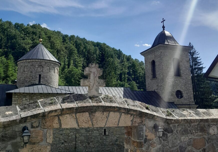 U nedjelju SLAVIMO VIDOVDAN, a ovo su običaji koji se poštuju vijekovima