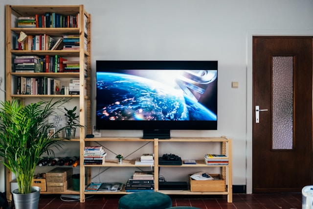 Ne čistite TV ovako: Jedna uobičajena greška može trajno uništiti ekran