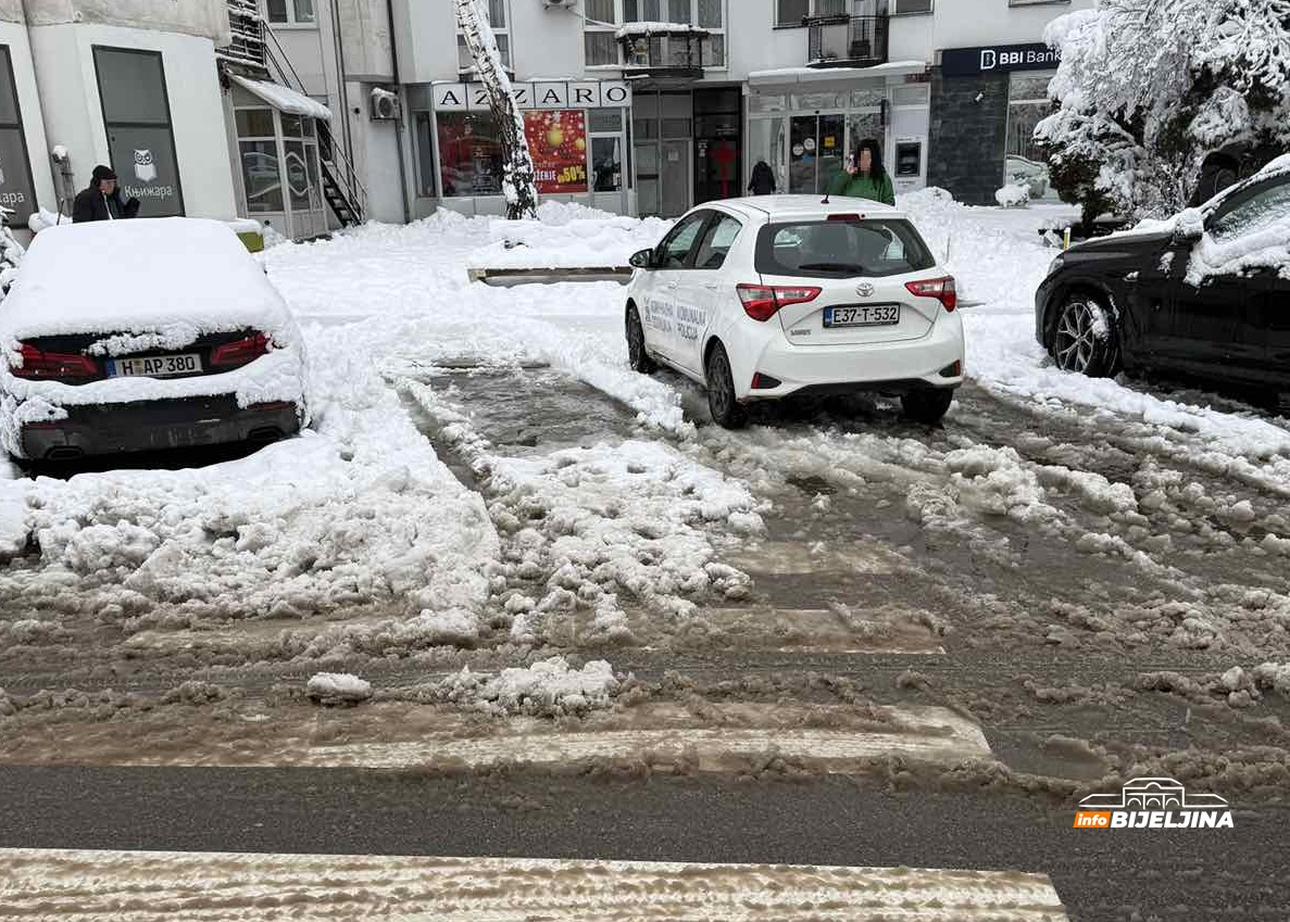 Bijeljina: Komunalci parkirali auto na pješački prelaz 