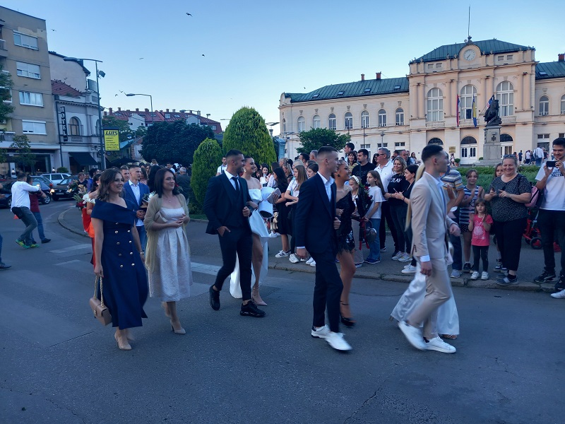 Bijeljina: Maturanti Ekonomske škole u defileu ulicama grada (FOTO)