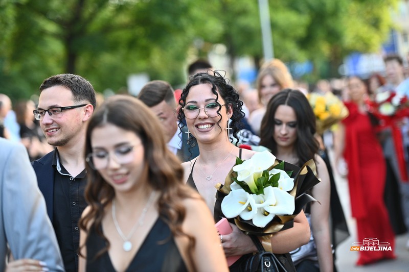 Maturanti Poljoprivredne i medicinske škole Bijeljina zakoračili u novi životni period (FOTO, VIDEO)