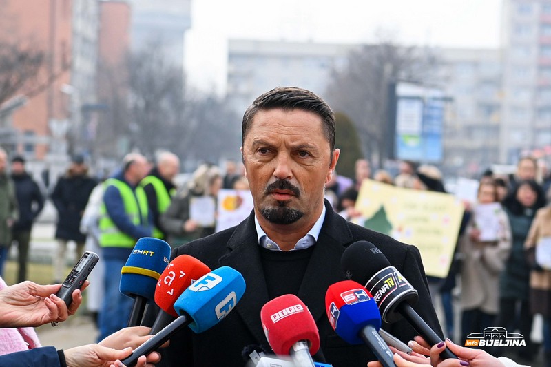 Detalji sa protesta u Bijeljini: Odbili Petrovićevu ponudu, dali mu ultimatum (FOTO)