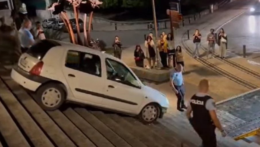 Pijana devojka upalila GPS, pa umesto da stigne kući, završila na stepenicama u centru grada (VIDEO)