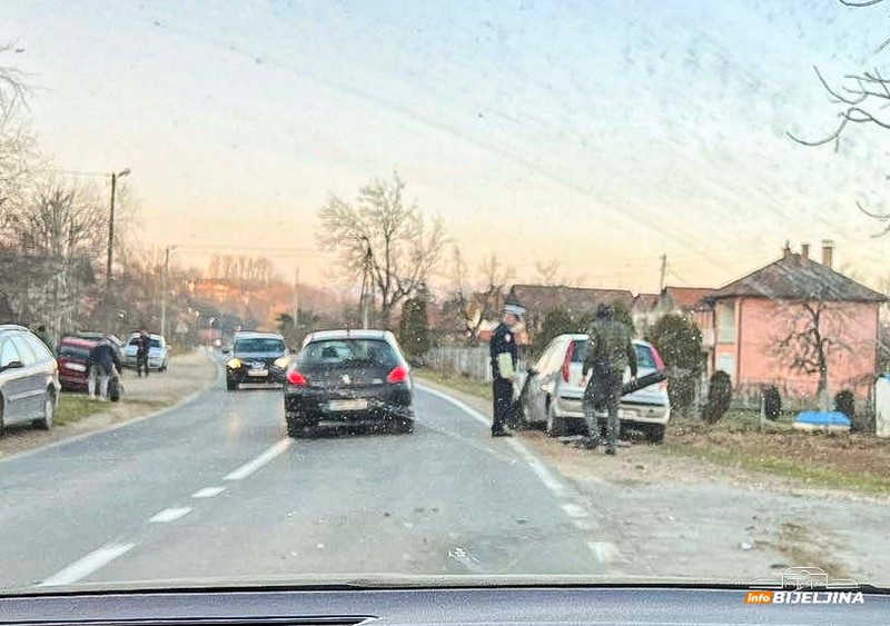 Obustavljen saobraćaj na putu Bijeljina - Zvornik: U žestokom sudaru otpao točak sa vozila (FOTO) 