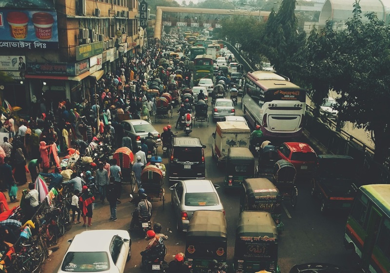 Automobili, javni prevoz ili pješačenje? Analiza iz 800 gradova o izboru prevoza radnim danima