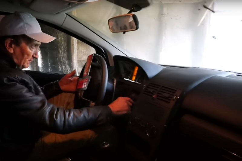 Dobio mercedes na lutriji i nije ga vozio 17 godina: Prešao 140 km, traži 14.000 evra i nema vozačku