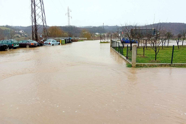 Poplavljeni putevi u Novom Gradu (FOTO)