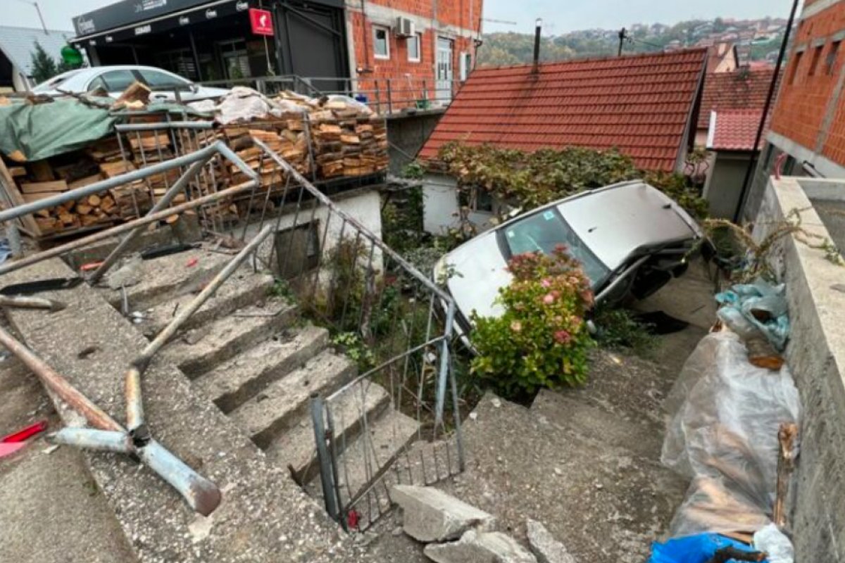 Udes u Banjaluci: Autom probio ogradu i završio u dvorištu