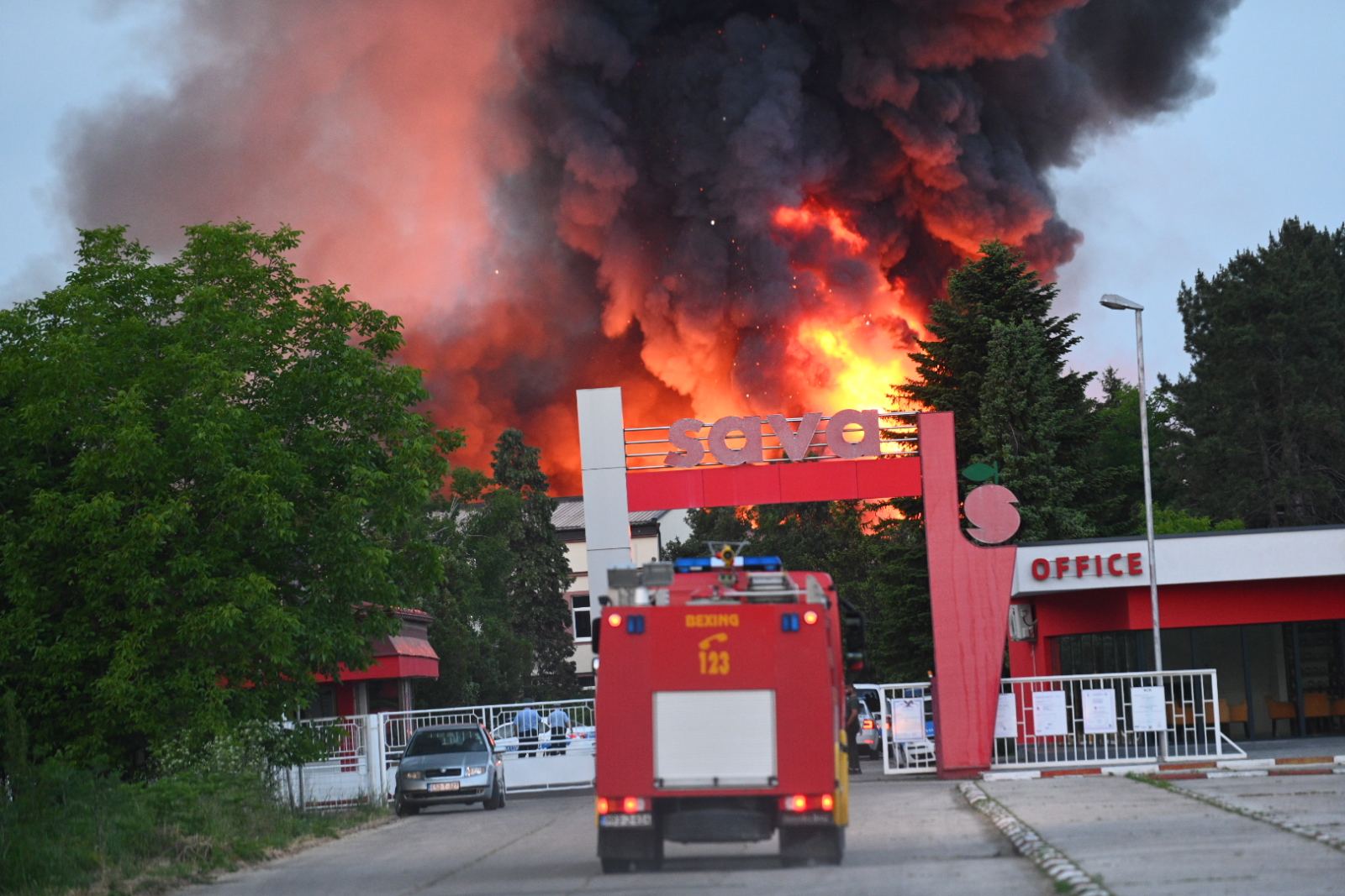 SAVJET GRAĐANIMA da ZATVORE PROZORE - Bukti požar u krugu fabrike 