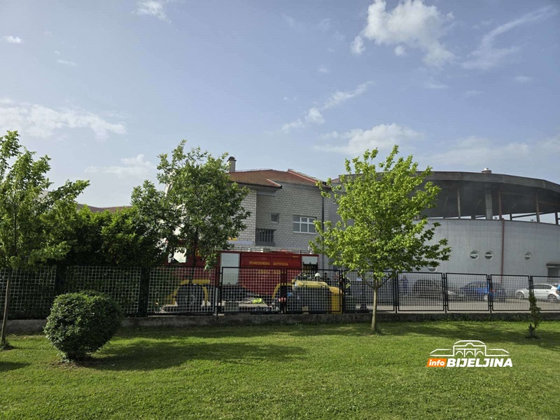 Bijeljina: Požar u vrtiću „Dragan i Zoran“, vatrogasci na terenu (FOTO)