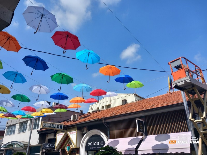 Bijeljina: U toku postavljanje kišobrana u Ulici Miloša Crnjanskog (FOTO)