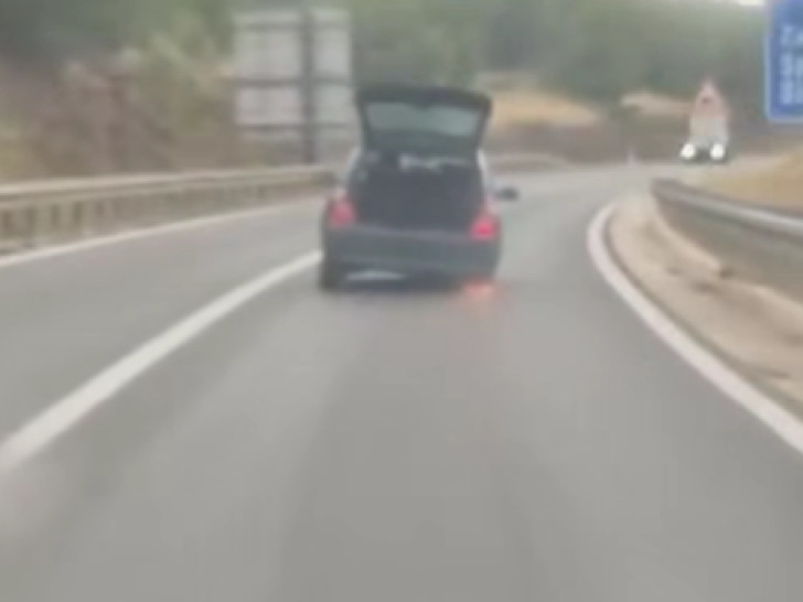Žena kilometrima vozila bez guma na automobilu! (VIDEO)