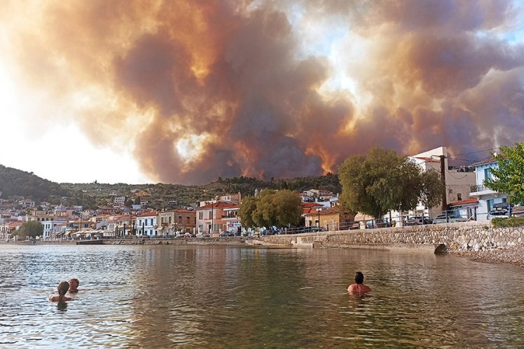 Požar bukti na grčkom ostrvu, hiljade ljudi napustilo domove