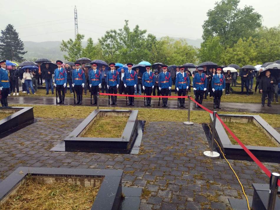 Uz najviše počasti i prelet helikoptera: Sahranjen Boban Kusturić