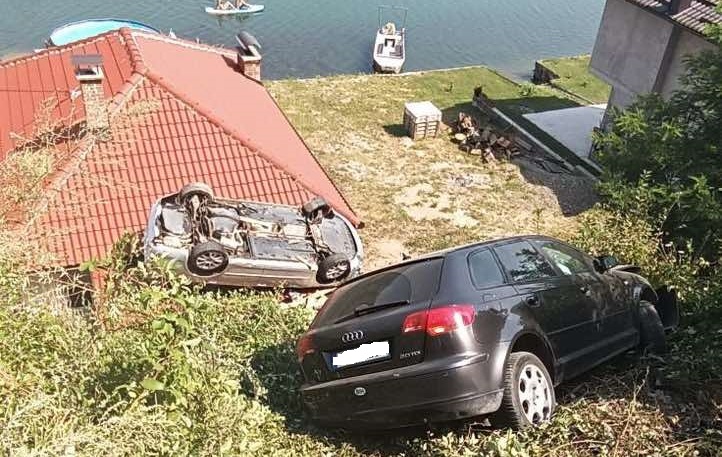 Dva automobila SLETJELA U PROVALIJU, jedan završio na krovu vikendice