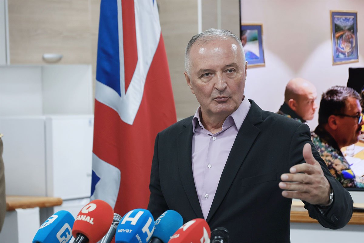 Pripadnica Oružanih snaga uslikana sa kokardom, oglasio se Helez