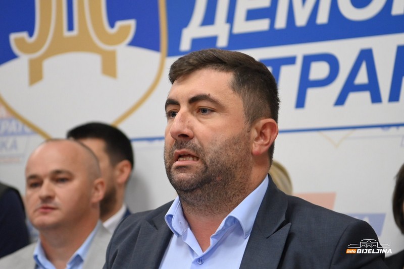Bijeljina: Počela konferencija za novinare Ljubiše Petrovića i saradnika (FOTO)