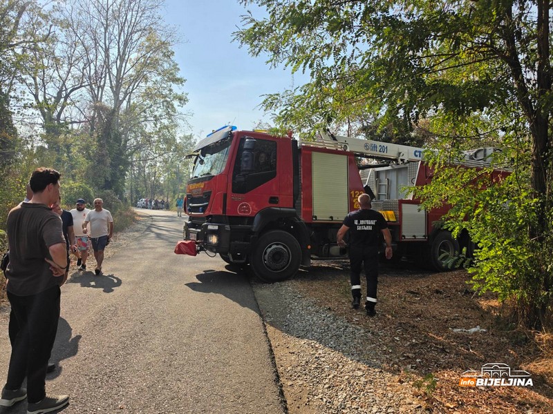 Spasojević o požaru u Amajlijama: Velika je površina, vjerovatno cijelu noć ostajemo ovdje (FOTO)