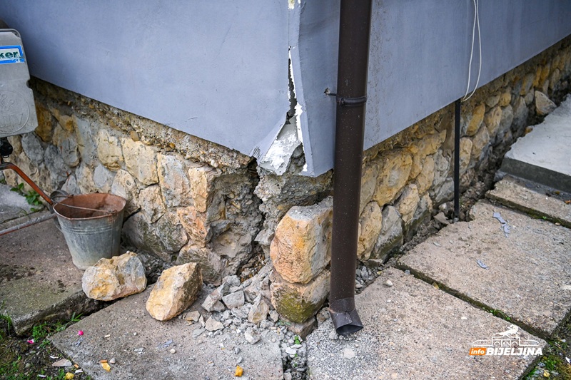 Mještani Ugljevik Sela u strahu: Put uništen, odron prijeti kućama (FOTO)