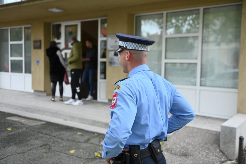 Bijeljina: Policajci se pobrinuli da izbori protiču bez incidenata (FOTO)