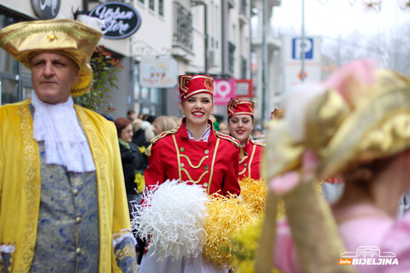 Defile mažoretkinja i klapa na trgu: 