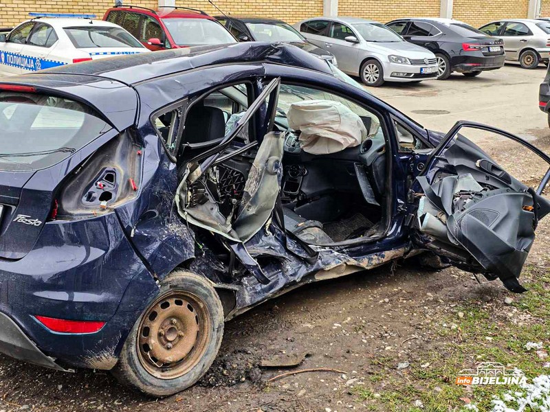 Policija saopštila detalje nesreće kod Bijeljine: Dvoje mrtvih u “fordu”, četvoro povrijeđeno (FOTO)