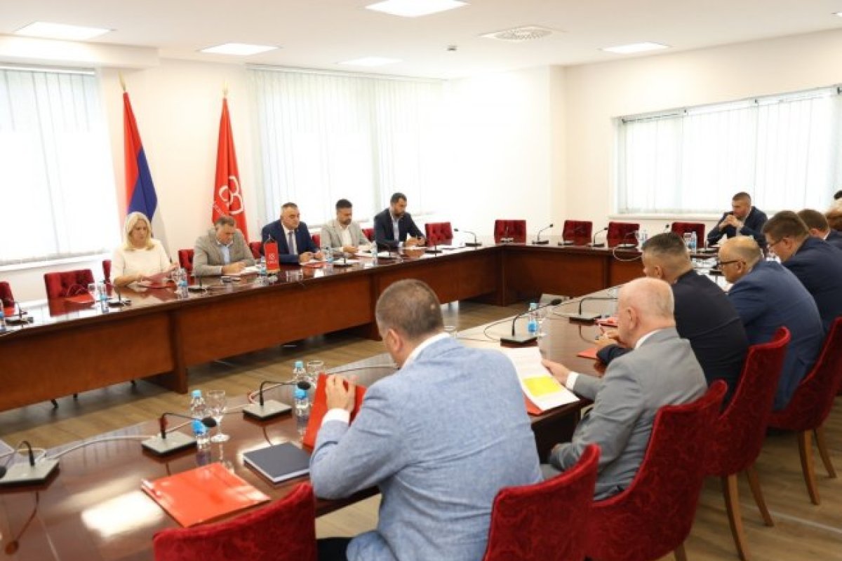 Sastanak vladajuće koalicije u Banjaluci: Dogovor o ministrima nove vlade RS pred sjednicu NSRS