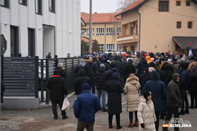 Sukobi s policijom na protestu ispred Tužilaštva u Bijeljini (FOTO)