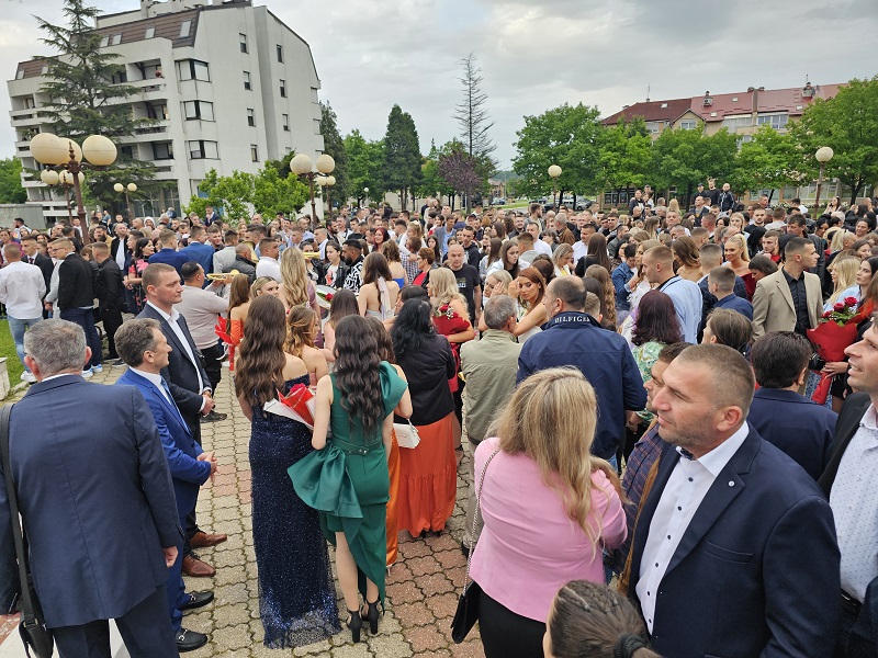 MLADOST I LJEPOTA UGLJEVIKA: Maturante grad pozdravio (FOTO)