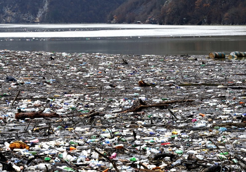 Specijalno vozilo čisti OTPAD NA DRINI