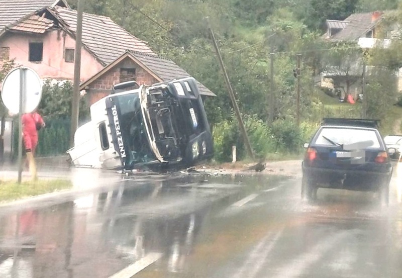 Udes na ulazu u Miliće: Prevrnula se cisterna sa benzinom