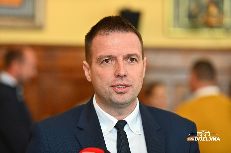 Štafeta stigla iz Bogatića u Bijeljinu, mladi atletičari pokazali da Drina spaja Srpsku i Srbiju (FOTO)