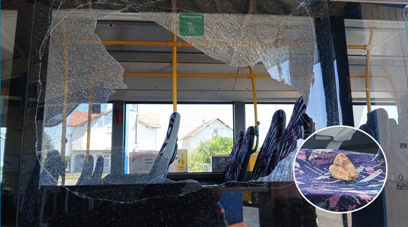 U Srebreniku kamenovan autobus sa djecom iz Krepšića
