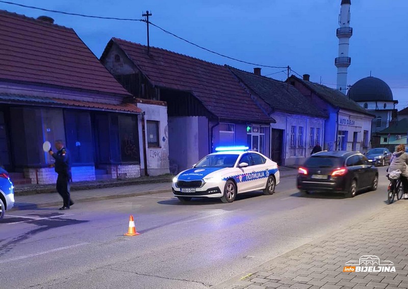 Sudar u Bijeljini, vozač mopeda prevezen u bolnicu (FOTO)