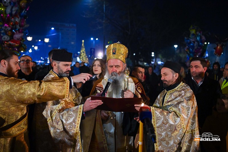 Bijeljina: Paljenjem badnjaka obilježeno Badnje veče (FOTO/VIDEO)