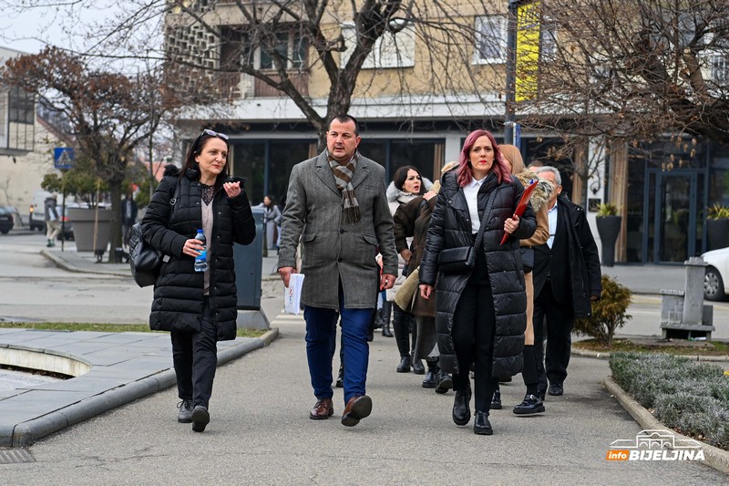 Detalji sa protesta u Bijeljini: Odbili Petrovićevu ponudu, dali mu ultimatum (FOTO)