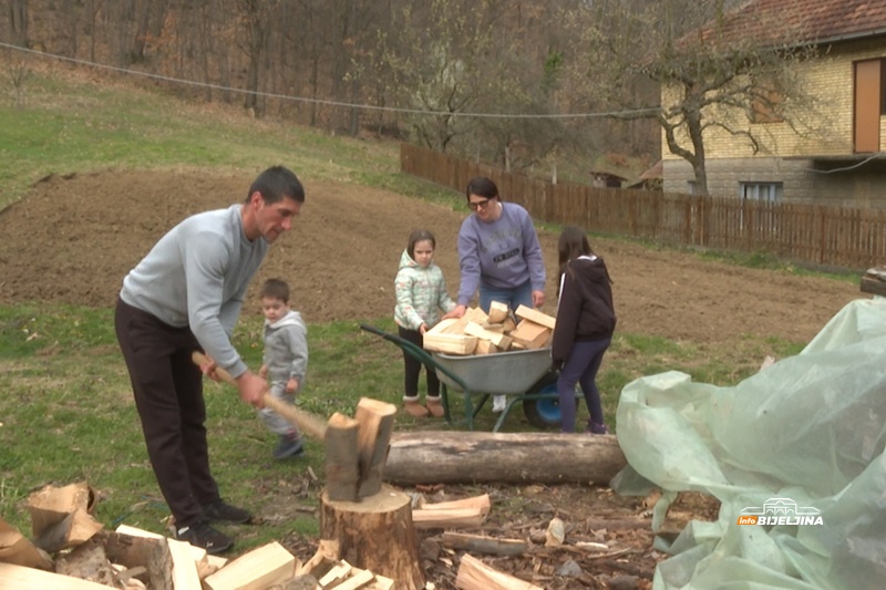 Mirko i Stojanka iz Ugljevika ostvarili san, imaju četvoro djece: “Učimo ih da budu čestiti i dobri ljudi” (FOTO)
