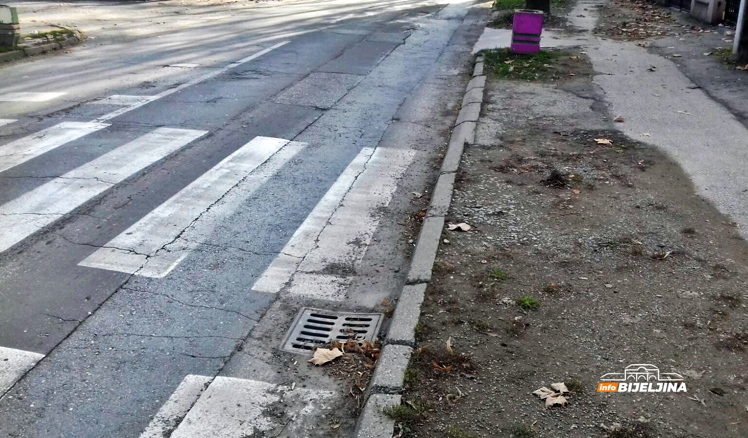 Infrastrukturni problemi u Račanskoj: Pješački vodi u slivnik, rasvjeti fali sijalica (FOTO)