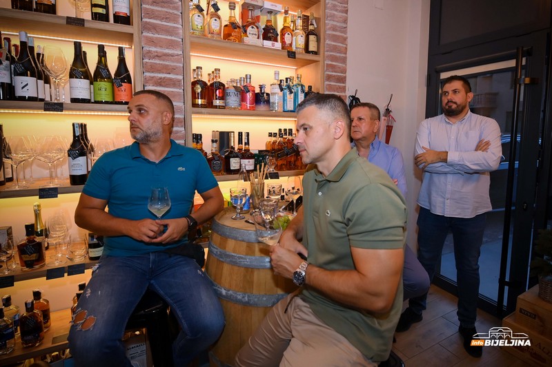 Radionica u Wine and Flower shopu Bijeljina: Gosti uživali u izvanrednim vinima vinarije Cantina Rikić sa Fruške gore (FOTO)