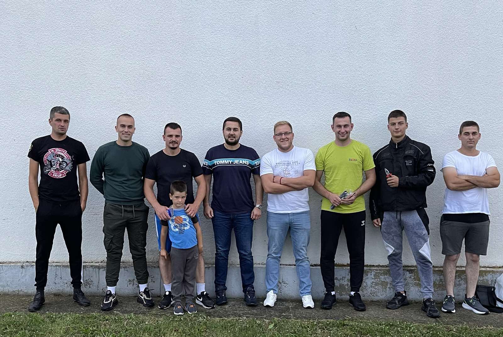 Mladi SNSD-a Bijeljina donirali reflektore za fudbalski teren u Gornjim Zagonima