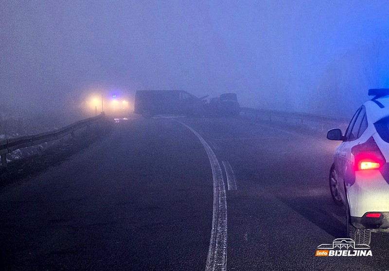 Bijeljina: Žestok sudar kombija i dva automobila, intervenisali vatrogasci i Hitna (FOTO, VIDEO)