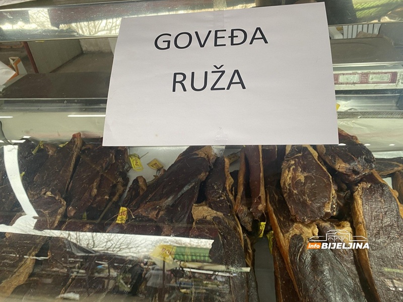 Na pijacu u Bijeljini stiglo čuveno suvo meso iz Visokog: Stelja košta do 45 maraka, ali ko proba - ne ide praznih ruku (FOTO)